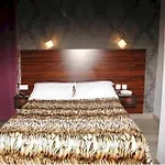 De Menilmontant Hotel 3*
