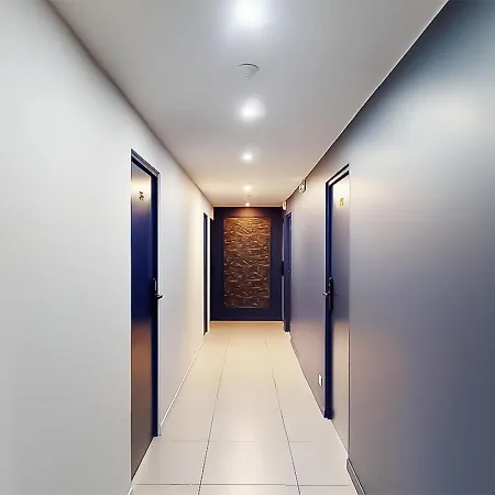 梅尼蒙当酒店 3*