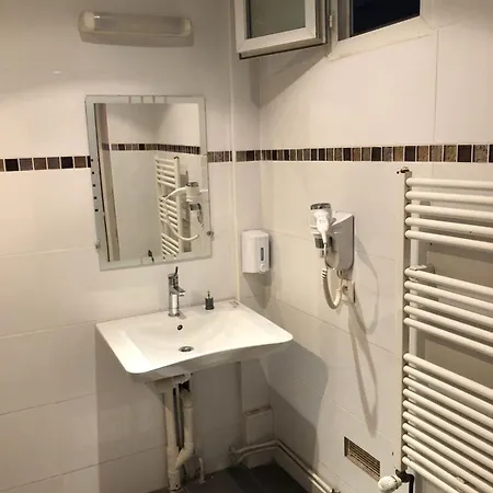 梅尼蒙当酒店 3*