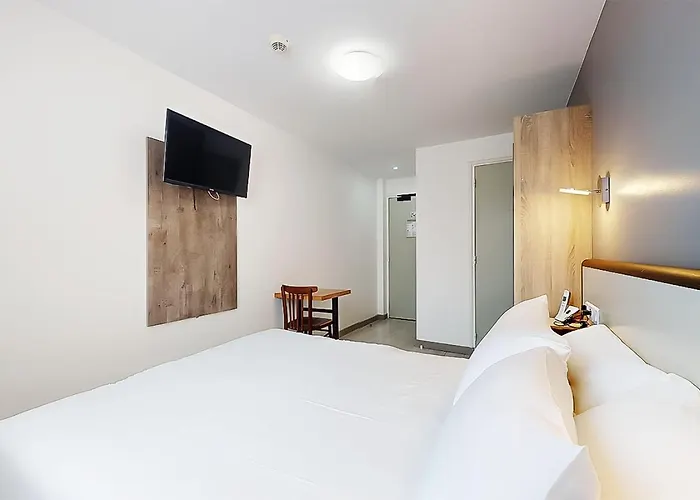 梅尼蒙当酒店 3*